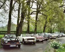 Die Oldtimer-Parade in der Auffahrt